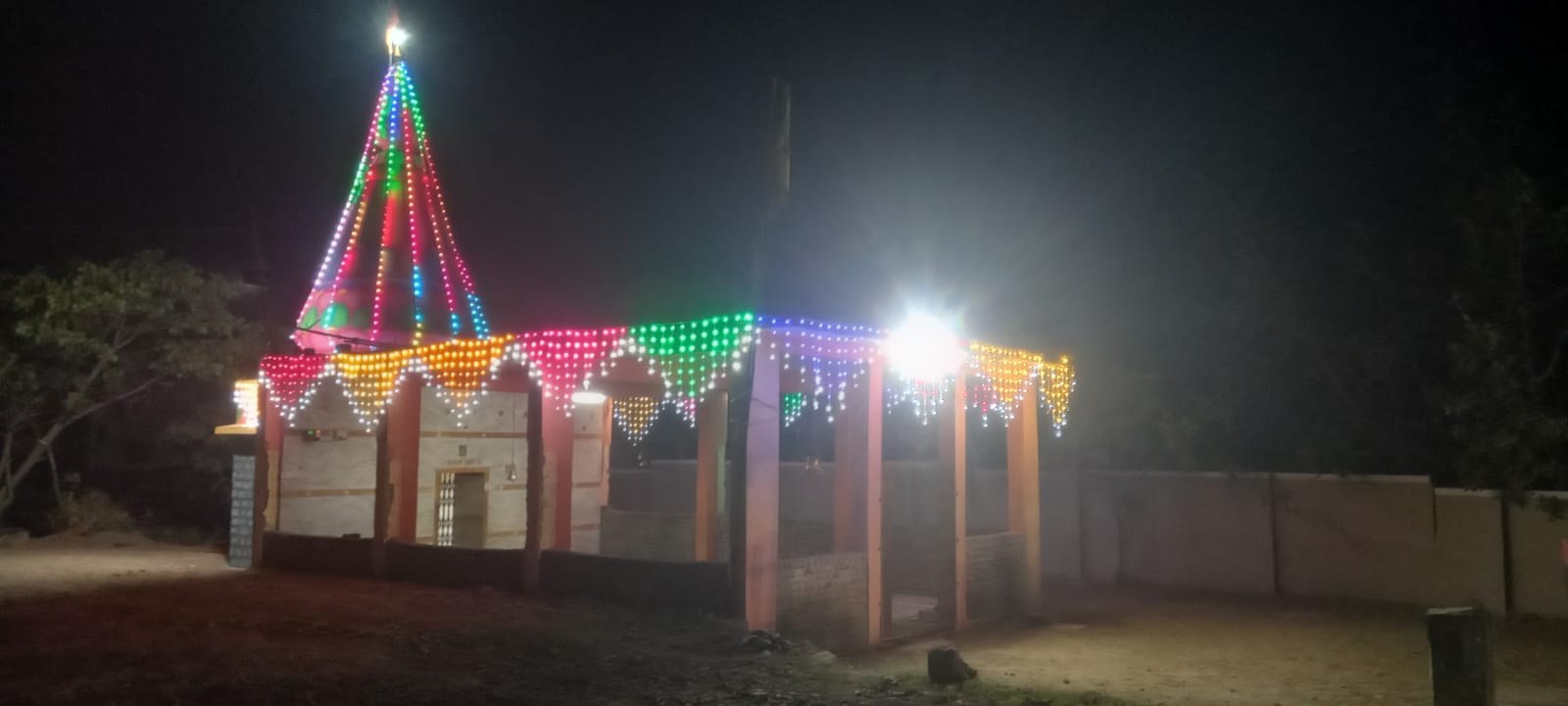 रंगीत दिव्यांच्या रोषणाईने सजलेले श्री दुर्गा देवी मंदिर, रात्रीचे दृश्य